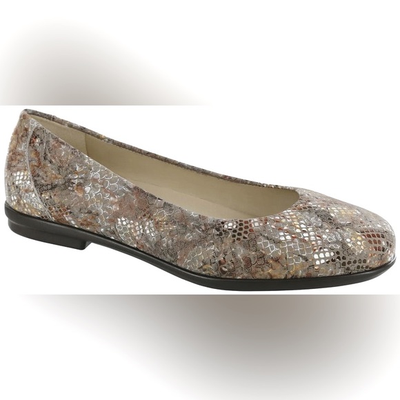 SAS women’s Scenic Ballet Flats Multisnake Taupe size 10M